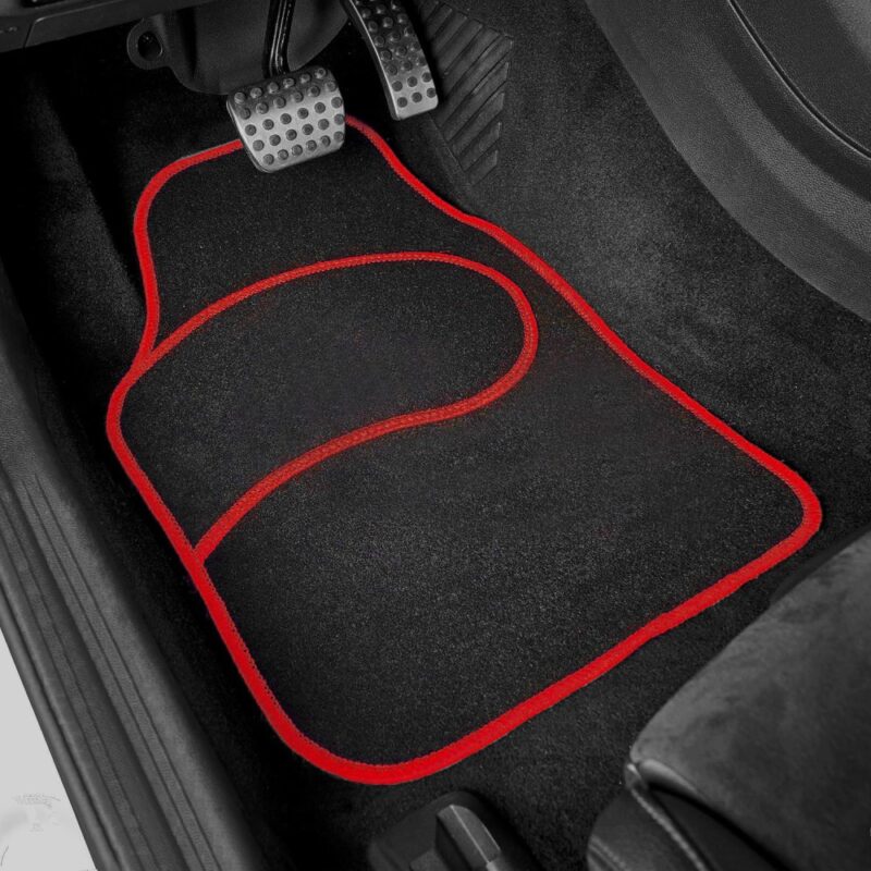 Set 4 Covorase auto din Mocheta, model Universal, culoare Negru cu margine Rosie, dimensiuni fata 64 x 44cm | spate 44 x 29cm